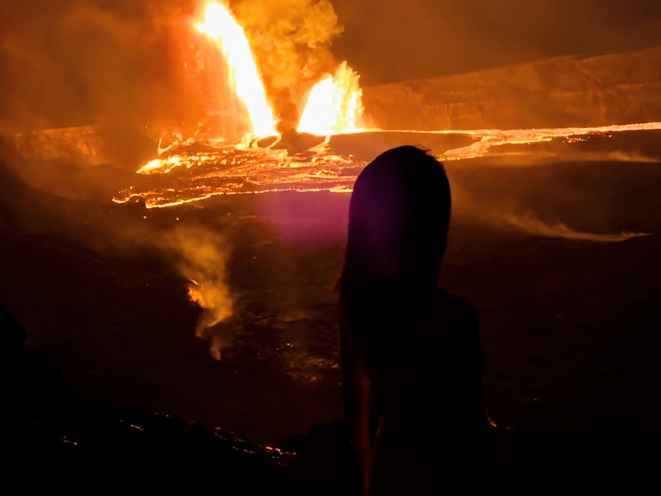 夏威夷火山喷发现场，彭姗在前景观看